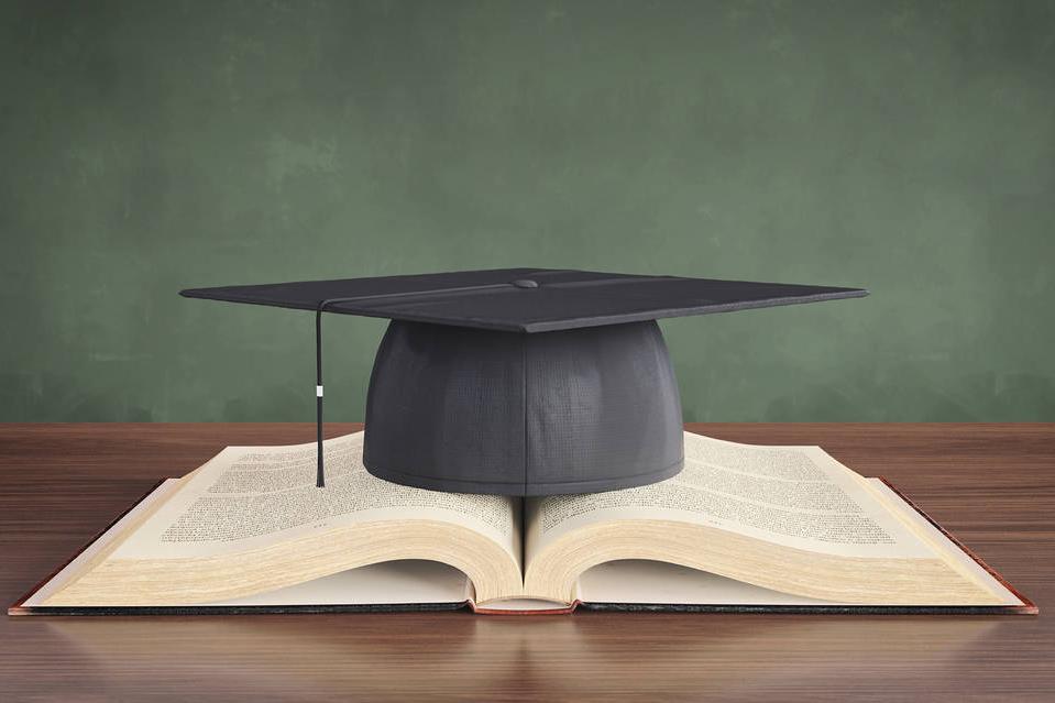 一顶大学毕业帽放在书上