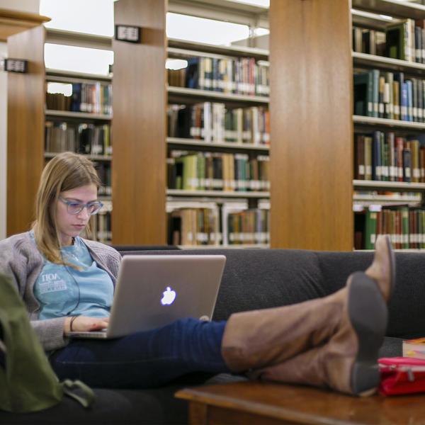 一个学生在图书馆看电脑