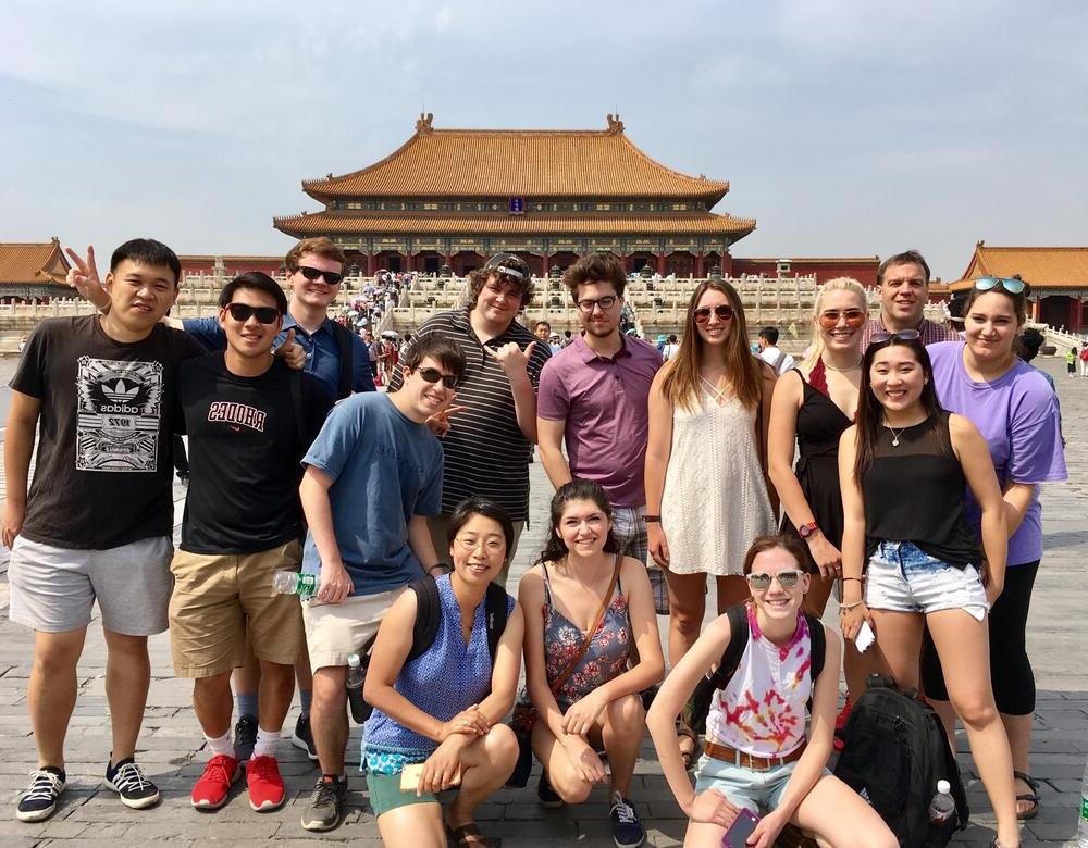 学生们在一座中国寺庙前